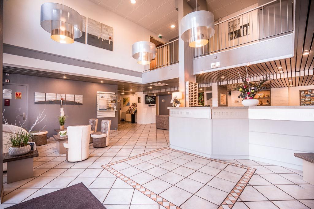 Réception d'hôtel moderne avec décoration élégante.