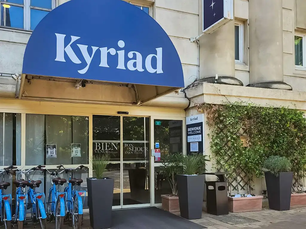Entrée de l'hôtel avec panneau Kyriad.