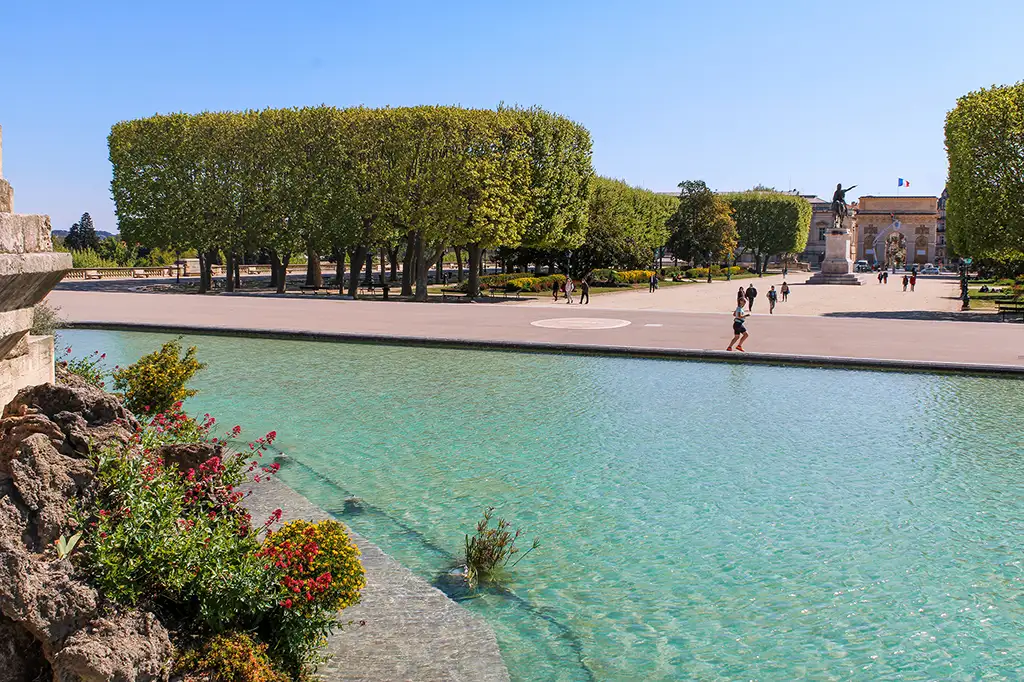 Esplanade ombragée avec bassin et statue, Montpellier.