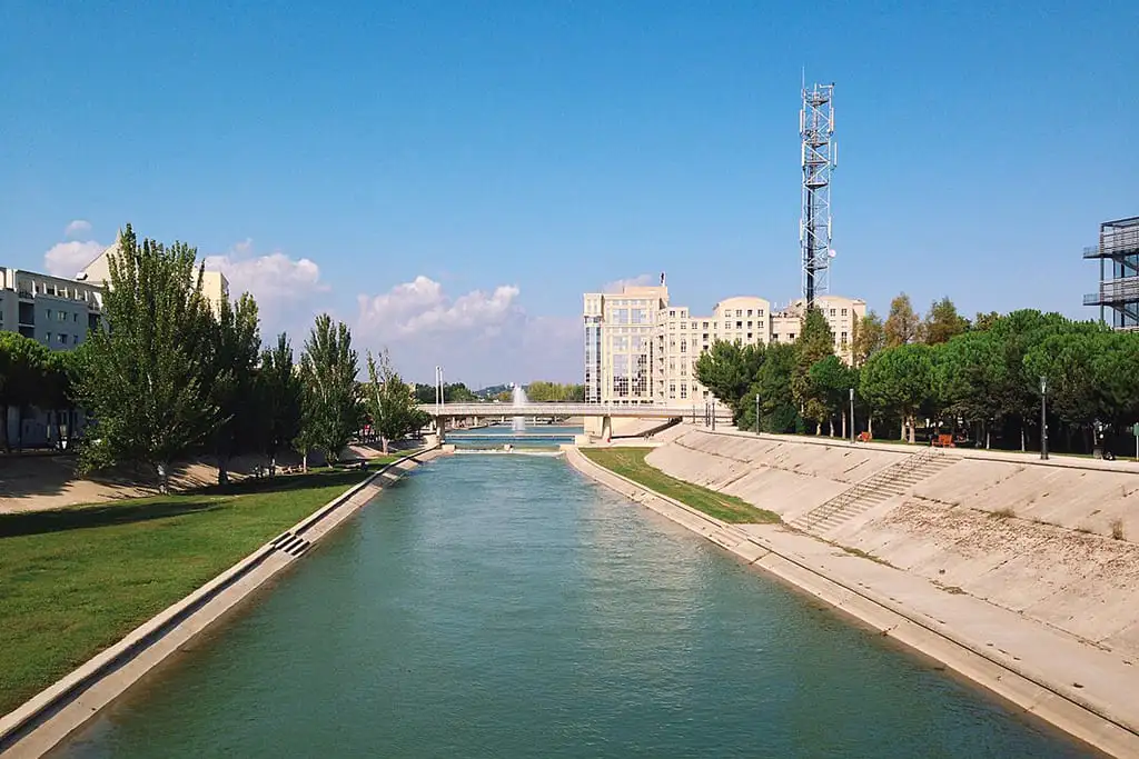 Canal avec bâtiments et arbres autour.
