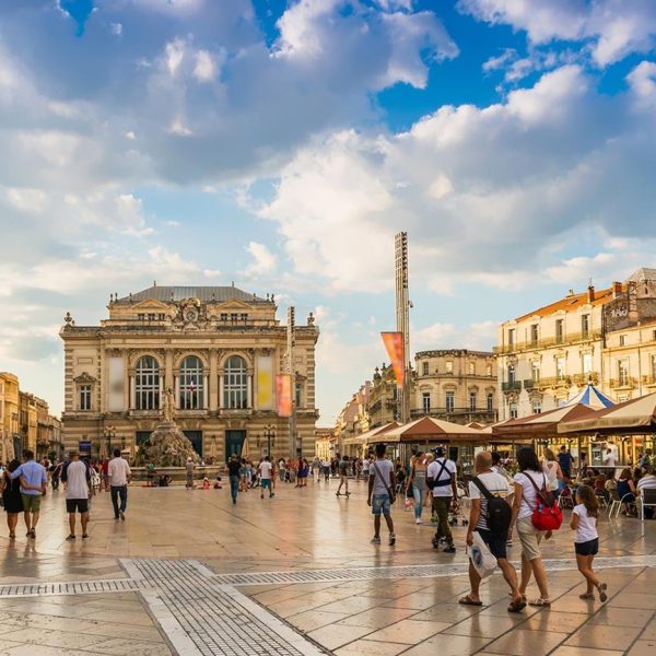 Place ensoleillée avec bâtiments historiques à Montpellier