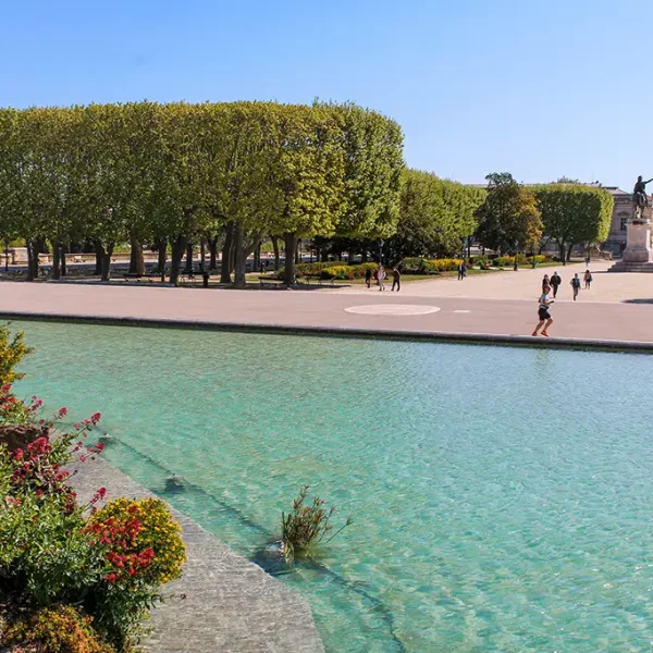 Esplanade ombragée avec bassin et statue, Montpellier.