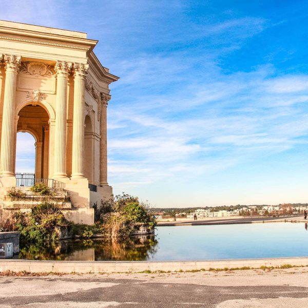 Château d'eau à Montpellier avec ciel bleu